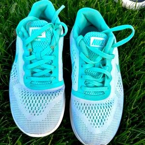 Pre-Owned Nike Girl’s Size 3y Blue Teal Lace Up Running Shoes